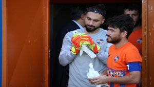 Hatay'da "barış ve kardeşlik" için güvercin uçurularak başlayan maç kavgayla bitti