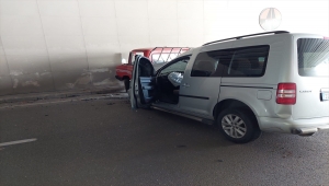 Isparta'da otomobilin kamyonete çarptığı kazada 2 kişi yaralandı