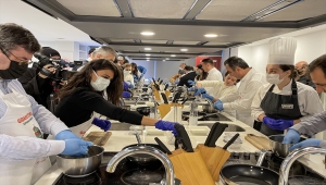 İsrafa karşı farkındalık oluşturmak için artık gıdalardan yemek hazırlandı 