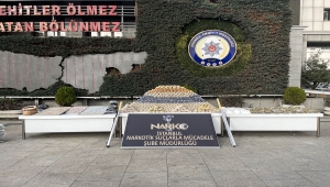 İstanbul'da uyuşturucu operasyonunda ele geçirilen maddeler sergilendi