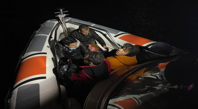 İzmir açıklarında denize atılan ve Türk kara sularına itilen 137 düzensiz göçmen kurtarıldı