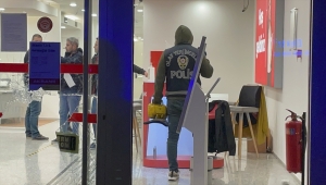 İzmir'de banka kapısının camını taşla kırıp 4 tablet bilgisayar çalan şüpheli kaçtı