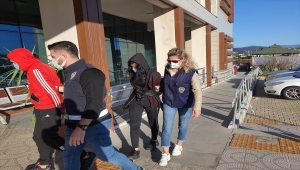 İzmir'de yol uygulamasında durdurulan otomobilden uyuşturucu çıktı, 2 kişi tutuklandı