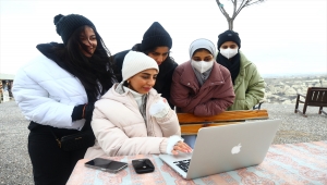 Kapadokya'daki yabancı turistler AA'nın "Yılın Fotoğrafları" oylamasına katıldı
