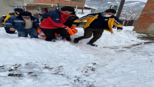 Kar nedeniyle mahsur kalan hastalar paletli ambulansla hastaneye götürüldü 