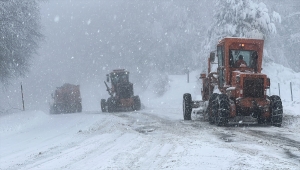 Kar yağışının etkili olduğu Kütahya'da ekipler yolları açık tutmaya çalışıyor