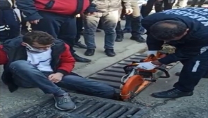 Karabük'te ayağı mazgala sıkışan genci itfaiye kurtardı