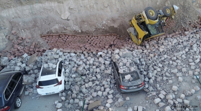 Kayseri Talas'ta istinat duvarı çöktü: 5 araçta hasar oluştu