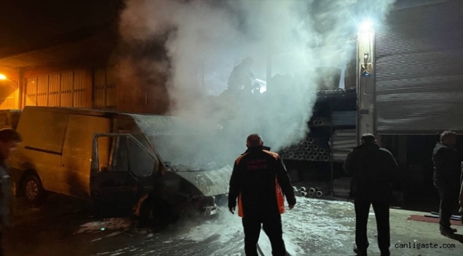 Kayseri'de park halindeki minibüste çıkan yangının sıçradığı iş yerinde hasar oluştu