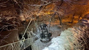 Kayseri Erciyes Bulvarında bir araç kanaldan aşağı 5 metre düştü