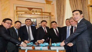 Kazakistan'da Nizami Gencevi eserlerinin sanat albümü tanıtıldı