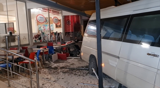 Kırıkkale'de minibüsün park halindeki araca ve iş yerine çarpması güvenlik kamerasında