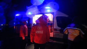 Kırklareli'nde akıntıya kapılan otomobilin tavanına çıkan iki kişi kurtarıldı