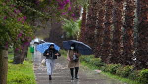Kırmızı kodla "aşırı yağış" uyarısı yapılan Antalya'da sağanak etkili oluyor