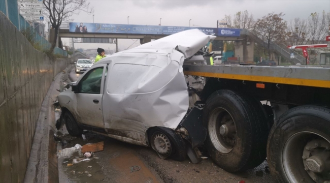 Kocaeli'de hafif ticari aracın tıra çarpması sonucu 1 kişi yaralandı
