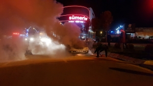 Kocaeli'de seyir halindeki otomobil alev aldı