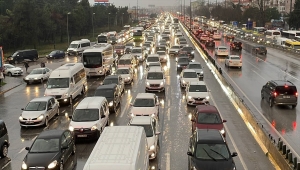 Kocaeli'de tır dorsesinin üst geçide sıkışması trafiği aksattı