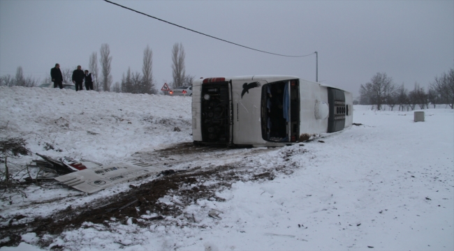 Konya'da yolcu otobüsü şarampole devrildi, 11 kişi yaralandı 