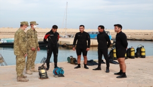 Libyalı askerler Türk SAS komandolarından aldıkları eğitimlerle deniz mayınlarını imha ediyor