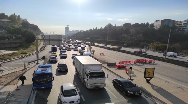 Maltepe'de D-100 kara yolu kavşak projesi nedeniyle geçici olarak kapatıldı