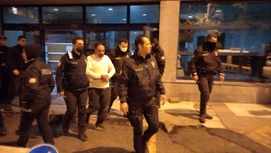 Manisa'da iki polis aracına çarpıp kaçan sürücü otomobili çamura saplanınca yakalandı