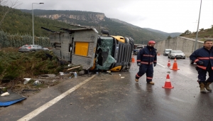 Manisa'da iki tırın devrilmesi sonucu 3 kişi yaralandı