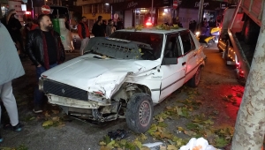 Manisa'da kamyonetle otomobilin çarpıştığı kazada biri çocuk 3 kişi yaralandı