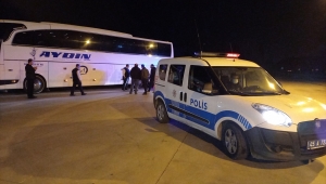 Manisa'da kovalamaca sonucu durdurulan yolcu otobüsünde bir düzensiz göçmen yakalandı