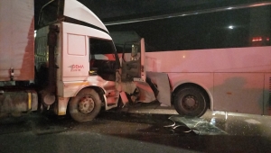 Manisa'da otobüsle çarpışan tırın şoförü sıkıştığı yerden yaralı kurtarıldı