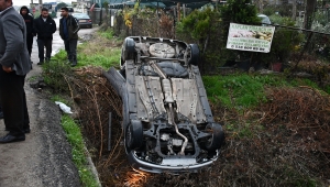 Manisa'da otomobil devrildi, 3 kişi yaralandı