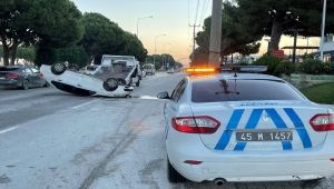 Manisa'da refüje çarparak devrilen otomobildeki 4 kişi yaralandı