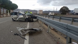 Manisa'da tıra çarpan otomobildeki anne öldü, baba ve 1 yaşındaki kızı yaralandı