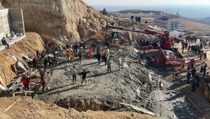 Mardin'de çöken inşaatın enkazı altında kalan iki işçiden biri kurtarıldı