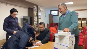 Milli Eğitim Bakanı Özer'in Kosova'daki Türk çocuklarına sözünü verdiği tabletler dağıtıldı