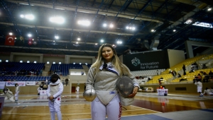 Milli eskrimci Nisanur Erbil olimpiyat hedefi için kılıç sallıyor: