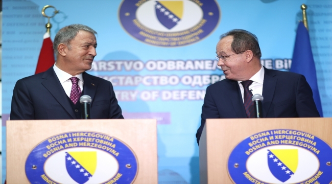 Milli Savunma Bakanı Akar, Bosna Hersek'te mevkidaşı Podzic ile görüştü
