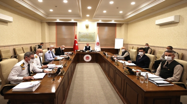 Milli Savunma Bakanı Akar'dan komutanlarla toplantı