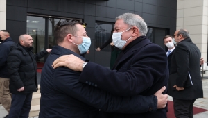 Milli Savunma Bakanı Akar, Kosova Savunma Bakanlığında askeri törenle karşılandı