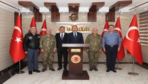 Milli Savunma Bakanı Akar, TSK'nın komuta kademesiyle Batman Valiliğini ziyaret etti