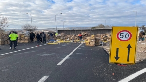 Nevşehir'de devrilen tırdan etrafa saçılan limon kasaları yolu trafiğe kapattı