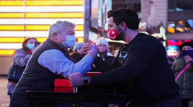 New York'ta Amerikalılara meydan okuyan Türk bilek güreşçisini kimse yenemedi