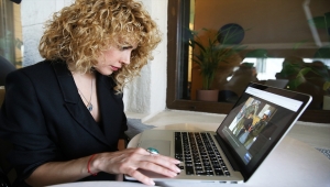 Oyuncu Açelya Topaloğlu, AA'nın "Yılın Fotoğrafları" oylamasına katıldı