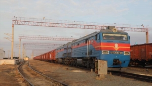 Özbekistan, Afganistan'a 63 vagon insani yardım malzemesi gönderdi