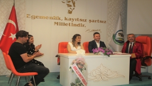 Polis ekibi, meslektaşlarının düğününde gelin ve damada takı yerine kelepçe taktı 
