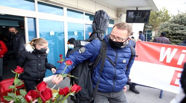 Polonyalı turistler Kayseri'de çiçeklerle karşılandı