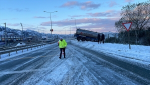 Rize'de buzlanma nedeniyle kayan tır bariyerlere çarparak yoldan çıktı