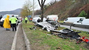 Samsun'da otomobilin refüjdeki ağaca çarptığı kazada 2 kişi öldü