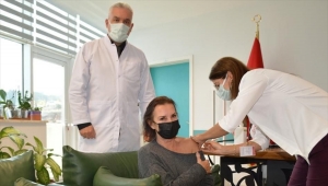 Sanatçı Perihan Savaş, dördüncü doz Kovid-19 aşısını Muğla'da yaptırdı