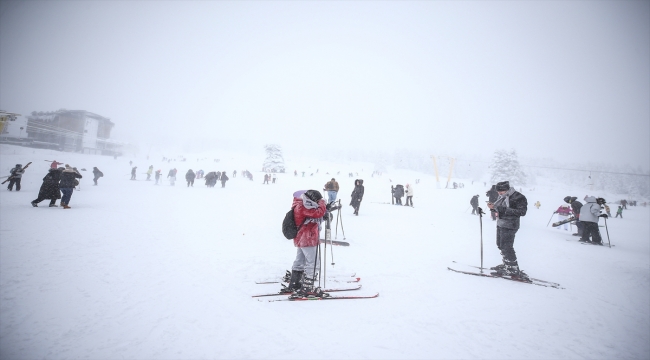 Sezonu yeni açan Uludağ'daki pistler kayak ve snowboard tutkunlarıyla doldu
