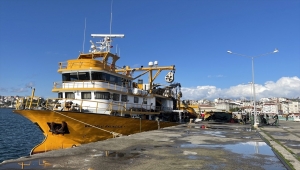 Sinop'ta balıkçılar meteorolojinin fırtına uyarısı üzerine denize açılmadı
